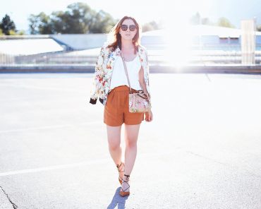 Flower Power! Print Outfit mit Blumenjacke und Gucci Bamboo Tasche Flower Power! Print Outfit mit Blumenjacke und Gucci Bamboo Tasche