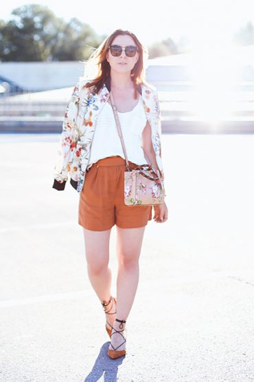 Flower Power! Print Outfit mit Blumenjacke und Gucci Bamboo Tasche Flower Power! Print Outfit mit Blumenjacke und Gucci Bamboo Tasche