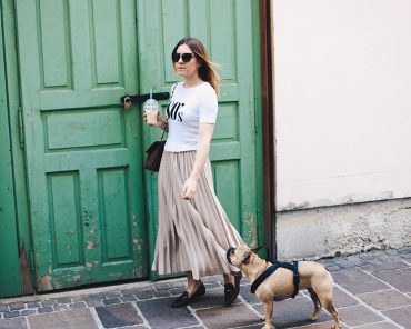 Plisseé Rock, 80s Shirt und Leo Loafer Plisseé Rock, 80s Shirt und Leo Loafer