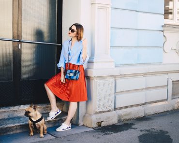 Roter Plissee-Rock, Oversize-Bluse und Isabel Marant Gilly Sneakers Roter Plissee-Rock, Oversize-Bluse und Isabel Marant Gilly Sneakers