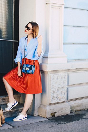 Roter Plissee-Rock, Oversize-Bluse und Isabel Marant Gilly Sneakers Roter Plissee-Rock, Oversize-Bluse und Isabel Marant Gilly Sneakers