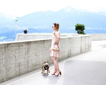 Sommerkleid mit Volant und kleiner Bamboo Shopper von Gucci Sommerkleid mit Volant und kleiner Bamboo Shopper von Gucci