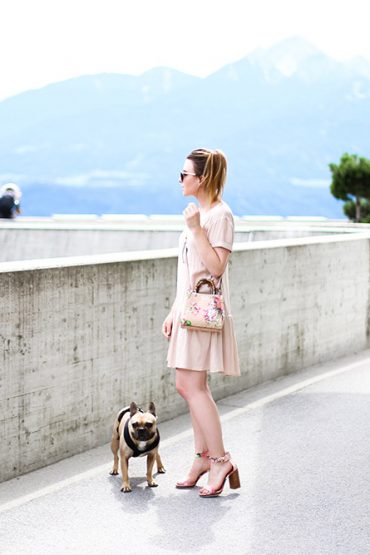 Sommerkleid mit Volant und kleiner Bamboo Shopper von Gucci Sommerkleid mit Volant und kleiner Bamboo Shopper von Gucci