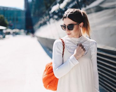 Spitzen-Bluse unter Kleid mit Volants – Das Trägerkleid im Alltag! Spitzen-Bluse unter Kleid mit Volants – Das Trägerkleid im Alltag!