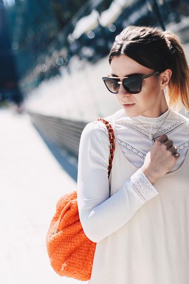 Spitzen-Bluse unter Kleid mit Volants – Das Trägerkleid im Alltag! Spitzen-Bluse unter Kleid mit Volants – Das Trägerkleid im Alltag!