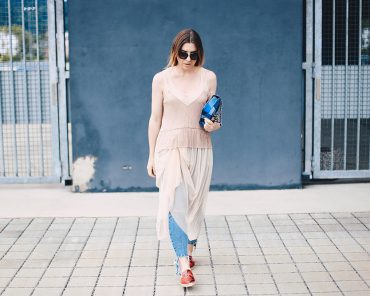 Tüllkleid, Camisole Top und ripped Jeans Tüllkleid, Camisole Top und ripped Jeans