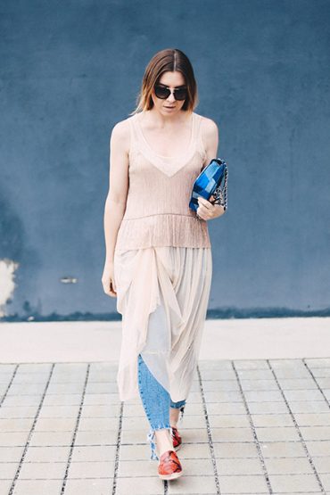 Tüllkleid, Camisole Top und ripped Jeans Tüllkleid, Camisole Top und ripped Jeans