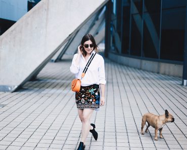 Bestickter Rock, Cut-Out Boots und Oversize Hemd Bestickter Rock, Cut-Out Boots und Oversize Hemd