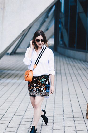 Bestickter Rock, Cut-Out Boots und Oversize Hemd Bestickter Rock, Cut-Out Boots und Oversize Hemd