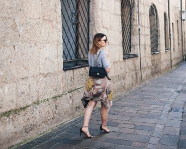 grauer Minirock, Wende-Bomberjacke und Streifen-Bluse grauer Minirock, Wende-Bomberjacke und Streifen-Bluse