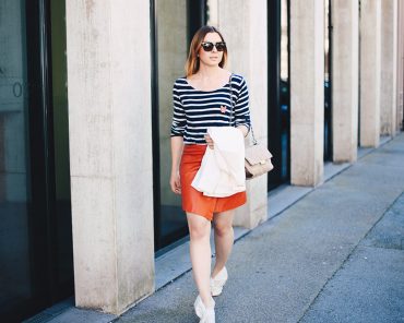 roter Lederrock, Streifenshirt und High Heels mit Schleife roter Lederrock, Streifenshirt und High Heels mit Schleife