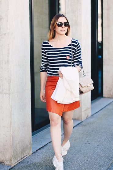 roter Lederrock, Streifenshirt und High Heels mit Schleife roter Lederrock, Streifenshirt und High Heels mit Schleife