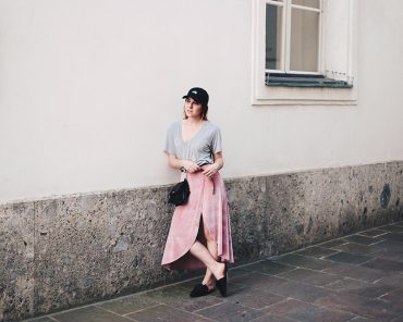 Sportliches Freizeit-Outfit mit rosa Samtrock und Wifey Baseball Kappe Sportliches Freizeit-Outfit mit rosa Samtrock und Wifey Baseball Kappe