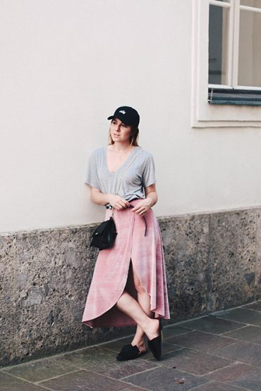 Sportliches Freizeit-Outfit mit rosa Samtrock und Wifey Baseball Kappe Sportliches Freizeit-Outfit mit rosa Samtrock und Wifey Baseball Kappe