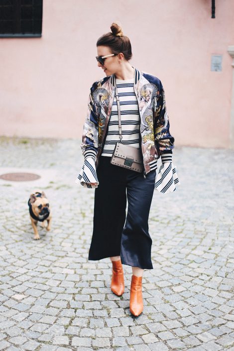 Herbst-Outfit mit Glockenärmel, Bomberjacke und Culotte Herbst-Outfit mit Glockenärmel, Bomberjacke und Culotte
