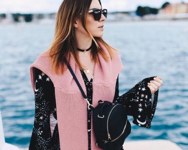 Ivyrevel Kleid mit Trompetenärmel, rosa Oversize-Pullover und Rucksack Ivyrevel Kleid mit Trompetenärmel, rosa Oversize-Pullover und Rucksack