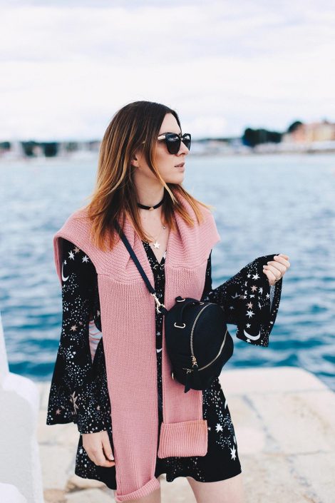 Ivyrevel Kleid mit Trompetenärmel, rosa Oversize-Pullover und Rucksack Ivyrevel Kleid mit Trompetenärmel, rosa Oversize-Pullover und Rucksack