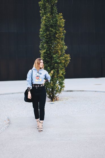 Cropped Mickey Mouse Pullover, Spitzenbody und Mom Jeans Cropped Mickey Mouse Pullover, Spitzenbody und Mom Jeans