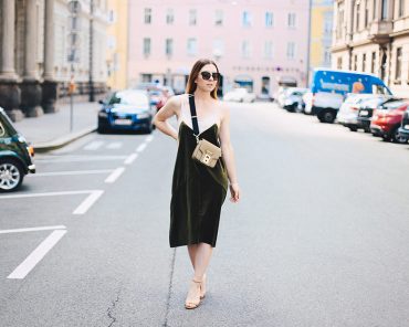 Outfit-Idee: Grünes Samtkleid im Alltag kombinieren Outfit-Idee: Grünes Samtkleid im Alltag kombinieren
