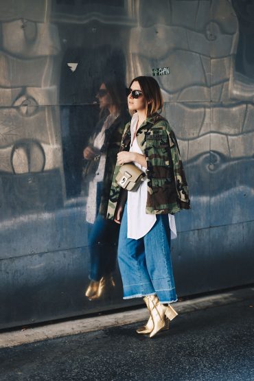 Oversize Camouflage Parka, Denim Culotte und goldene Boots Oversize Camouflage Parka, Denim Culotte und goldene Boots