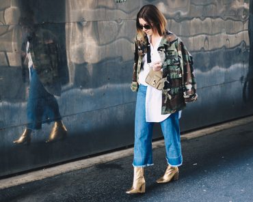 Oversize Camouflage Parka, Denim Culotte und goldene Boots Oversize Camouflage Parka, Denim Culotte und goldene Boots