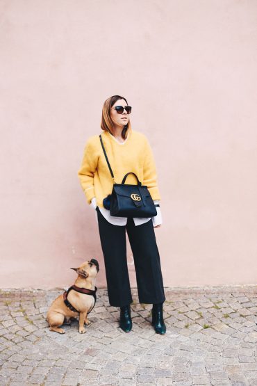 Business-Outfit mit GG Marmont Tasche und Mohair Pullover Business-Outfit mit GG Marmont Tasche und Mohair Pullover