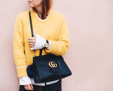 Business-Outfit mit GG Marmont Tasche und Mohair Pullover Business-Outfit mit GG Marmont Tasche und Mohair Pullover