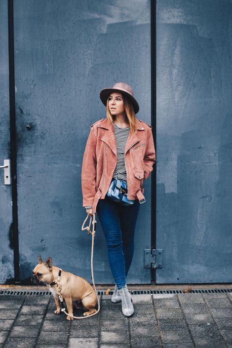 Outfit mit rosa Oversize-Bikerjacke von Reclaimed Vintage Outfit mit rosa Oversize-Bikerjacke von Reclaimed Vintage