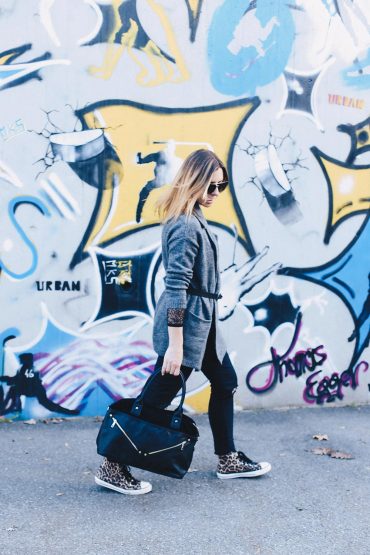 Sneaker-Outfit mit Raw-Cut Skinny Jeans, Spitzenbody und Strickjacke Sneaker-Outfit mit Raw-Cut Skinny Jeans, Spitzenbody und Strickjacke