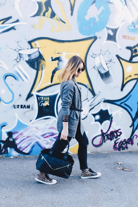 Sneaker-Outfit mit Raw-Cut Skinny Jeans, Spitzenbody und Strickjacke Sneaker-Outfit mit Raw-Cut Skinny Jeans, Spitzenbody und Strickjacke