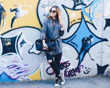 Sneaker-Outfit mit Raw-Cut Skinny Jeans, Spitzenbody und Strickjacke Sneaker-Outfit mit Raw-Cut Skinny Jeans, Spitzenbody und Strickjacke