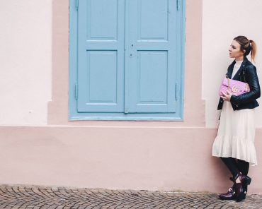 Balenciaga Boots Outfit mit Volantkleid und Lederhose Balenciaga Boots Outfit mit Volantkleid und Lederhose