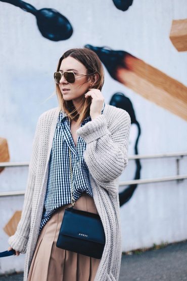 beiger Midi-Lederrock von & other stories, Karohemd und Strick beiger Midi-Lederrock von & other stories, Karohemd und Strick