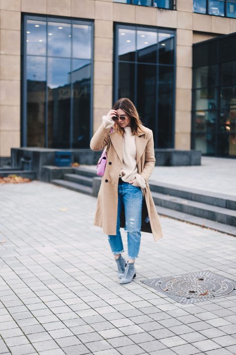 Boyfriend Jeans Outfit mit Camel Mantel und Glitzer-Boots Boyfriend Jeans Outfit mit Camel Mantel und Glitzer-Boots