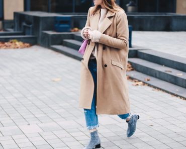 Boyfriend Jeans Outfit mit Camel Mantel und Glitzer-Boots Boyfriend Jeans Outfit mit Camel Mantel und Glitzer-Boots