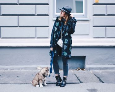 Fake Fur Mantel mit Lederärmel, Ankle Jeans und Nieten-Boots Fake Fur Mantel mit Lederärmel, Ankle Jeans und Nieten-Boots