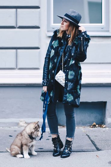 Fake Fur Mantel mit Lederärmel, Ankle Jeans und Nieten-Boots Fake Fur Mantel mit Lederärmel, Ankle Jeans und Nieten-Boots