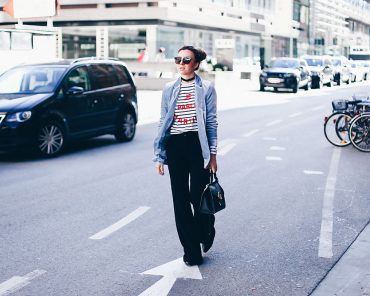 Office Look mit Marlenehose, Streifenshirt und Samtblazer Office Look mit Marlenehose, Streifenshirt und Samtblazer