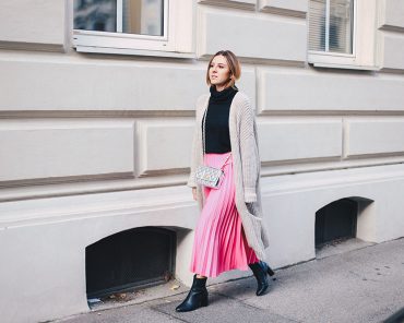 Pinken Plissee-Rock kombinieren: Mit Strick, Metallic und Booties! Pinken Plissee-Rock kombinieren: Mit Strick, Metallic und Booties!