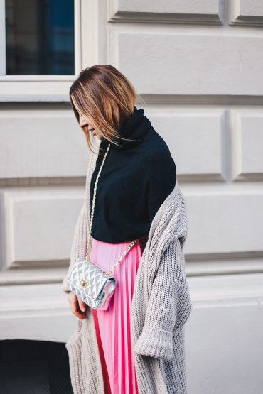 Pinken Plissee-Rock kombinieren: Mit Strick, Metallic und Booties! Pinken Plissee-Rock kombinieren: Mit Strick, Metallic und Booties!