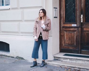 Rosa Shearling-Bikerjacke, Strick-Culotte und Chloé Boots Rosa Shearling-Bikerjacke, Strick-Culotte und Chloé Boots