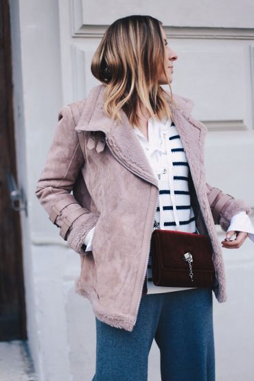 Rosa Shearling-Bikerjacke, Strick-Culotte und Chloé Boots Rosa Shearling-Bikerjacke, Strick-Culotte und Chloé Boots