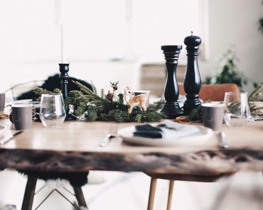 Einfach, aber stilvoll! Unser weihnachtlich gedeckter Esstisch! Einfach, aber stilvoll! Unser weihnachtlich gedeckter Esstisch!