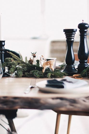 Einfach, aber stilvoll! Unser weihnachtlich gedeckter Esstisch! Einfach, aber stilvoll! Unser weihnachtlich gedeckter Esstisch!