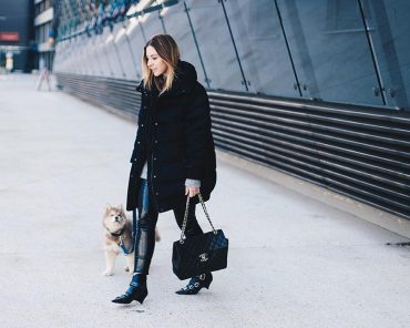 Outfit mit Lacklederhose und Oversize-Jacke aus Samt Outfit mit Lacklederhose und Oversize-Jacke aus Samt