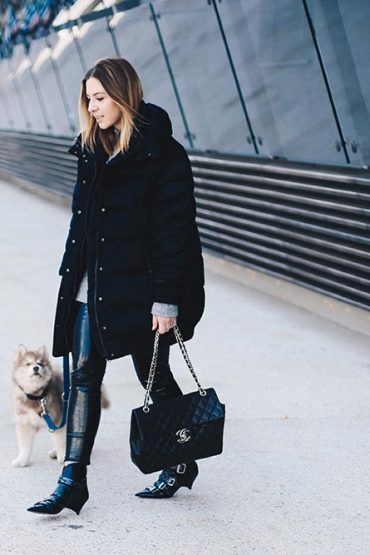 Outfit mit Lacklederhose und Oversize-Jacke aus Samt Outfit mit Lacklederhose und Oversize-Jacke aus Samt