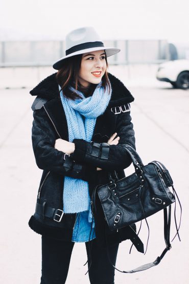 Shearling Jacke von Pepe Jeans, weiße Sneaker und Motorcycle Tasche Shearling Jacke von Pepe Jeans, weiße Sneaker und Motorcycle Tasche