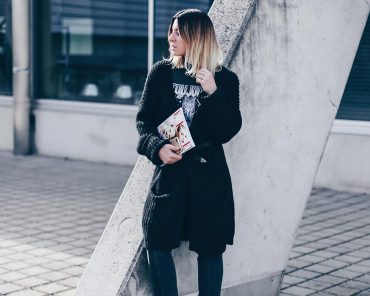 Rockiger Look mit Statement-Shirt und weißen Boots Rockiger Look mit Statement-Shirt und weißen Boots