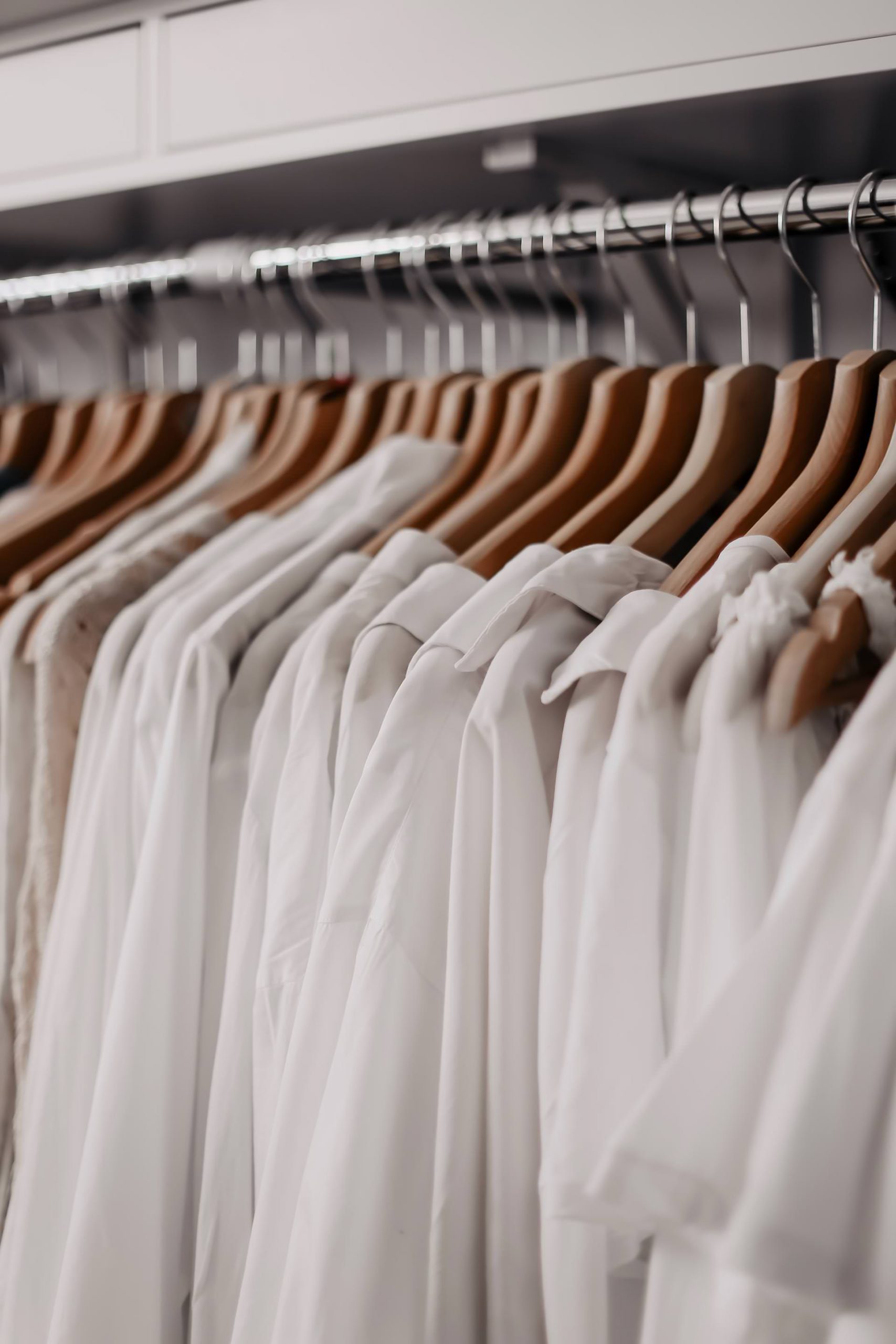 Frühjahrsputz im Kleiderschrank! Wie ich mich am leichtesten von Klamotten trennen kann und meine erprobten Tipps zum Ausmisten, verrate ich dir am Modeblog www.whoismocca.com #kleiderschrankausmisten #fashiondetox #closetcleaning 