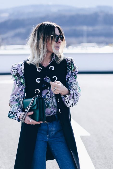 Frühlingsoutfit mit Volantbluse, Mom Jeans und Eyelets-Weste! Frühlingsoutfit mit Volantbluse, Mom Jeans und Eyelets-Weste!